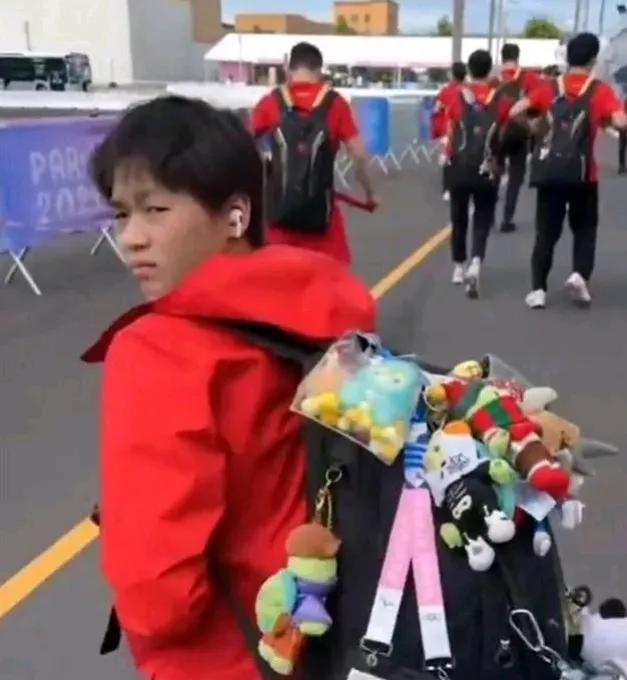 2023年杭州亚运会上，全红婵就背了粉丝送的一个挂着小乌龟的背包。这次巴黎奥运会