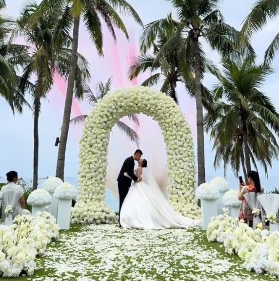 休赛期5月17日，辽宁男篮锋线球员吴昌泽在社交媒体晒出婚礼现场照，结束多年爱情长