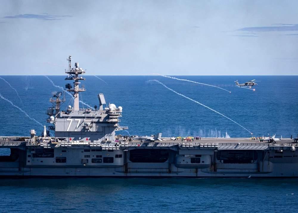 两位数，意味着什么？央视披露055型万吨大驱入列已达两位数，至少10艘。对面，美