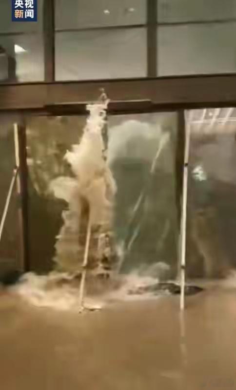 香港一酒店玻璃冲爆有人被冲走台风中，香港一酒店被海水冲入，有人直接被海水冲倒！隔