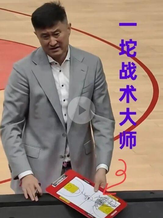 cba 日前，有球迷在网上分享了首回合京粤大战期间，杜锋为球员画战术的视频。从视