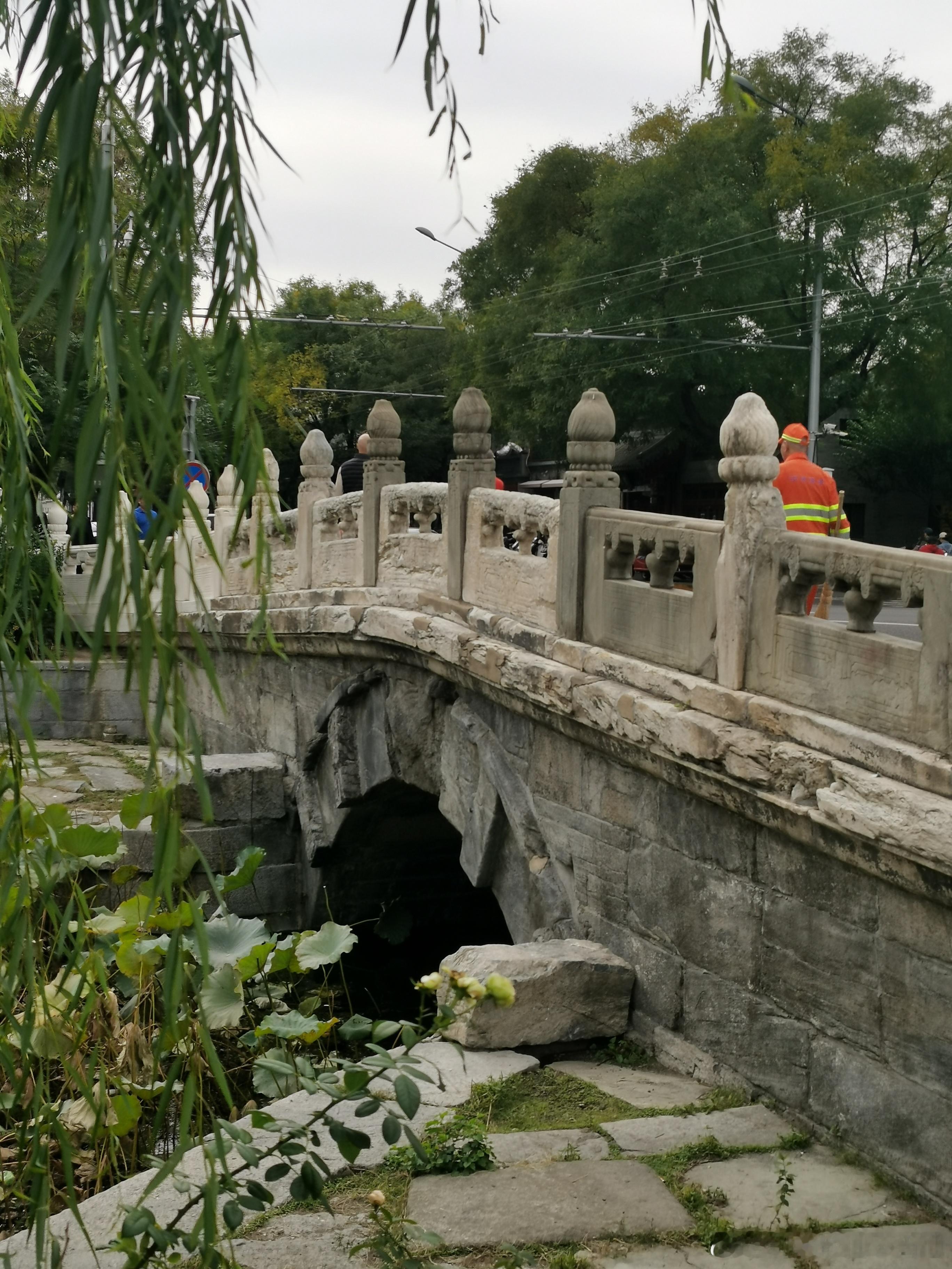 北京地安门桥及周边，地安门桥古称万宁桥，中轴线上重要的石拱桥，始建于元代，至今仍