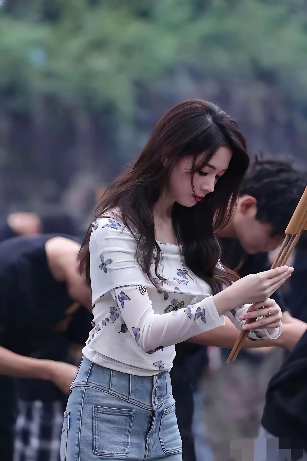 长得这么漂亮，演技也在线，要是能遇到个好导演，绝对有机会冲上一线！