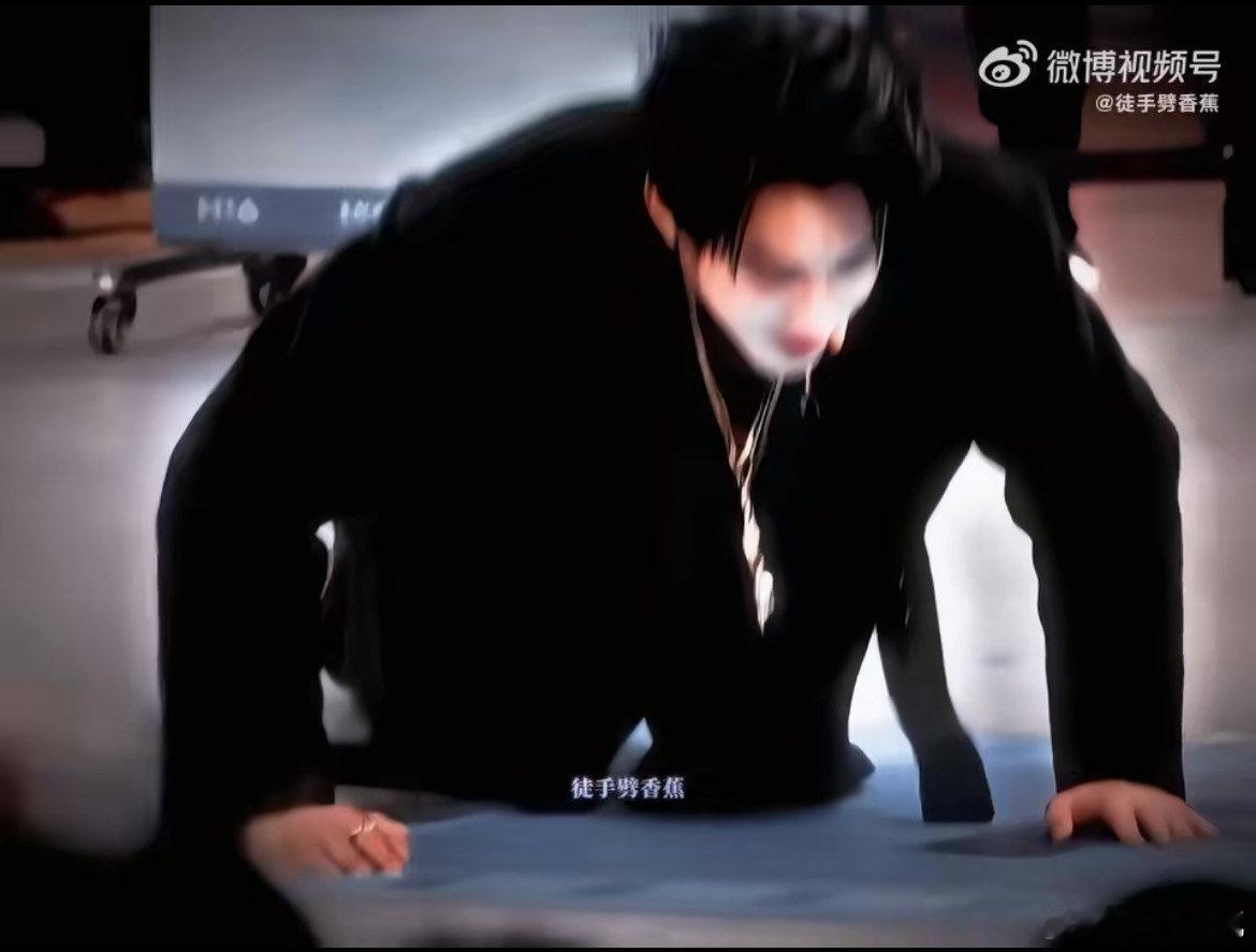 王鹤棣做俯卧撑也这么苏 王鹤棣真不愧是我的大帅哥呀，没有想到他做俯卧撑也能够这么
