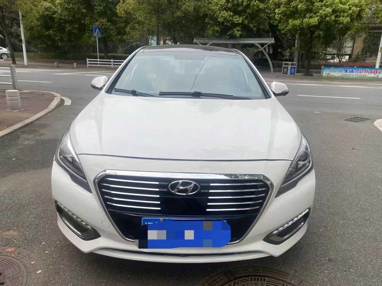 最近在二手车市场转了转，发现现代索纳塔真是个被严重低估的存在。大家都盯着雅阁、凯