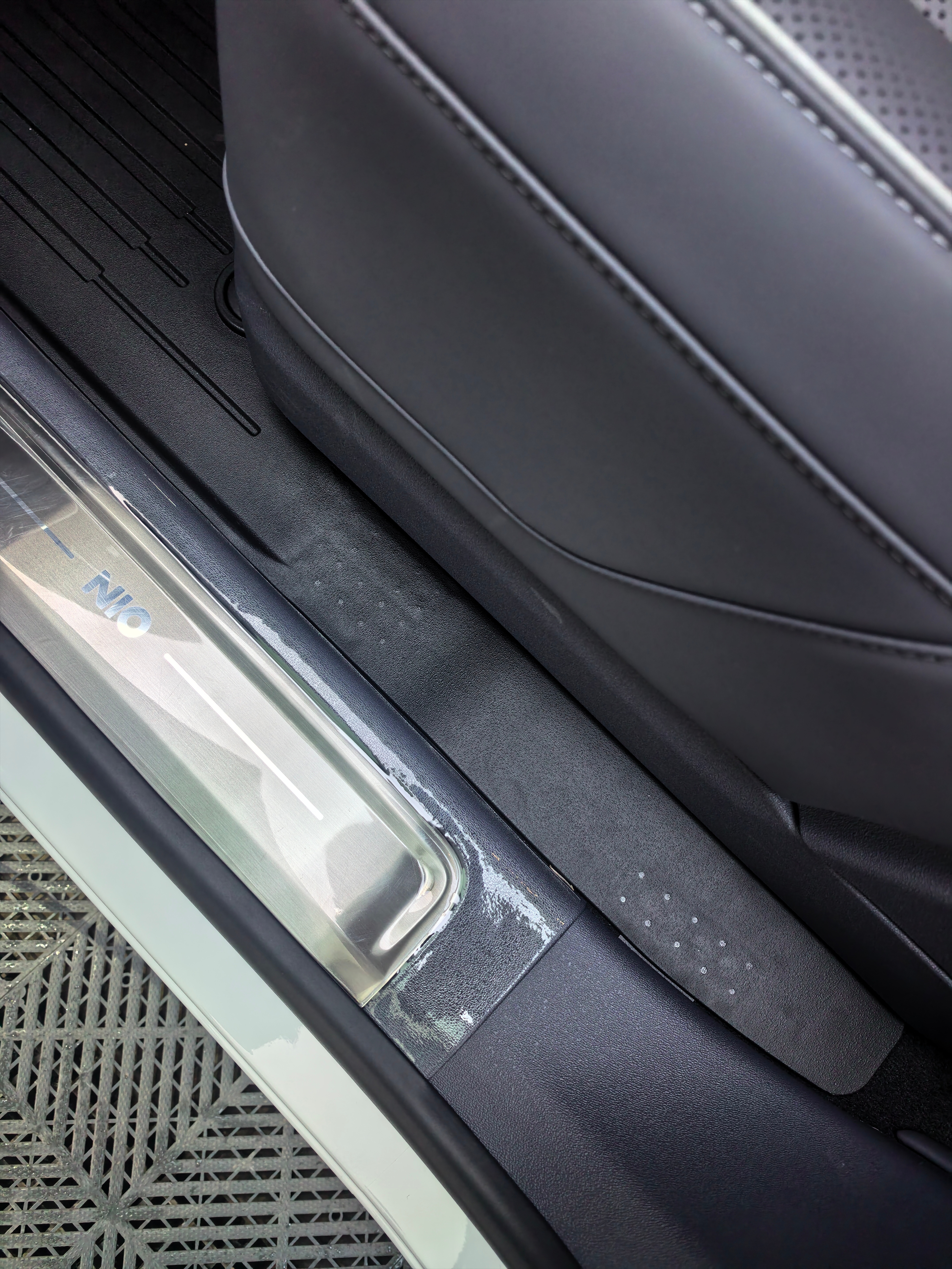 蔚来商城买的 TPE 脚垫趁着周末给按上，很服帖接缝和边缘处理的也很到位是我喜欢