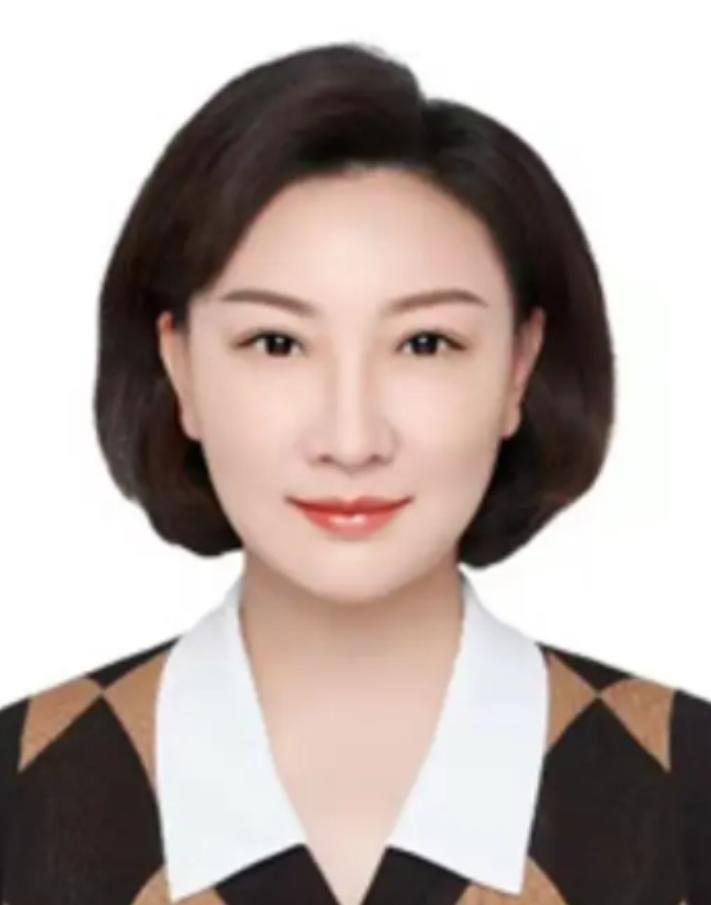 说起刘滨，不少人第一反应是毛新宇的妻子，但1977年出生的她，18岁入伍从军，考