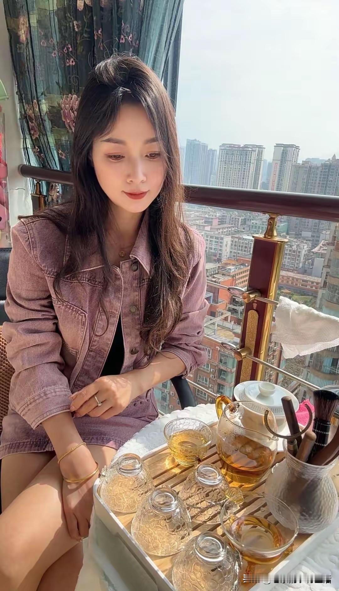 一个男人最掉价的行为就是
明明看穿了你爱的这个女人
但还要去飞蛾扑火继续付出
而