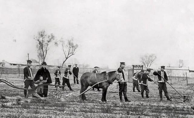 这是清末直隶农务学堂师生在试验田实践的日常画面，田间的师生们分工协作，有人牵引农