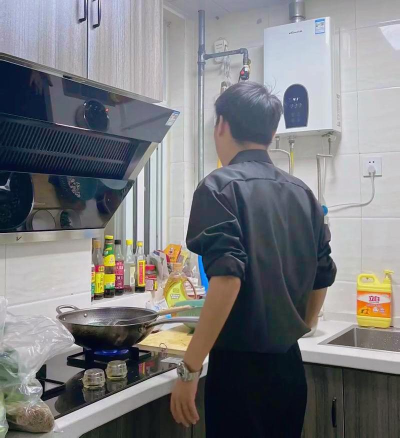 我认为该。

现在早就不是男主外女主内的老日子了，男女都出门上班挣钱，哪里来的“