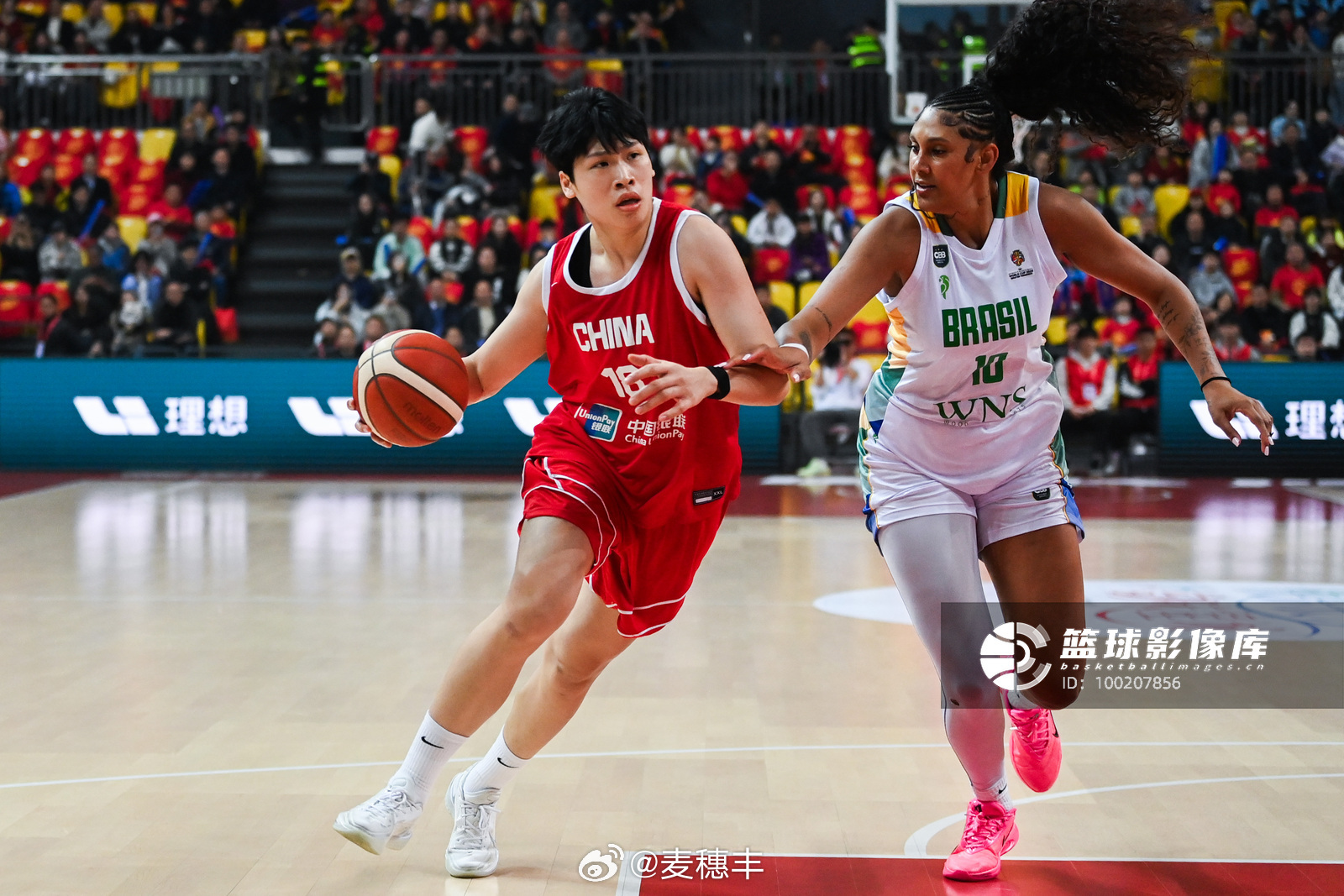 陈明伶持球突破卡多佐，属于广东女篮的“内部对抗”。中国女篮vs巴西女篮中国女篮再