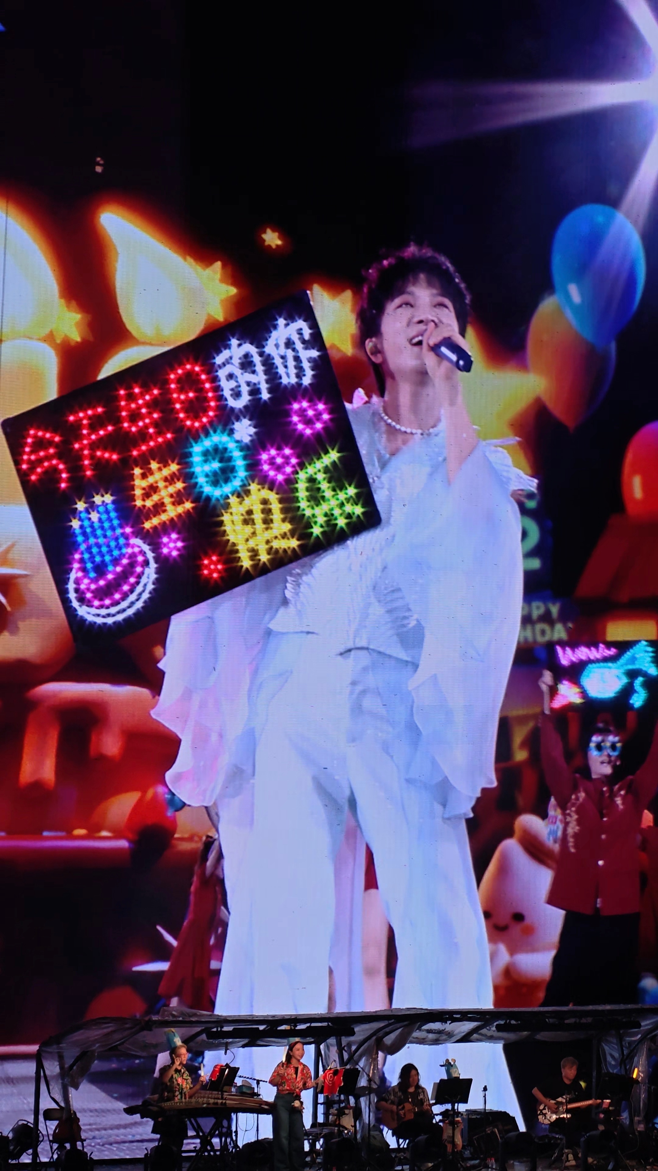 周深沈阳演唱会周深出道十二周年快乐生米们生日快乐🎂🍰🍰 