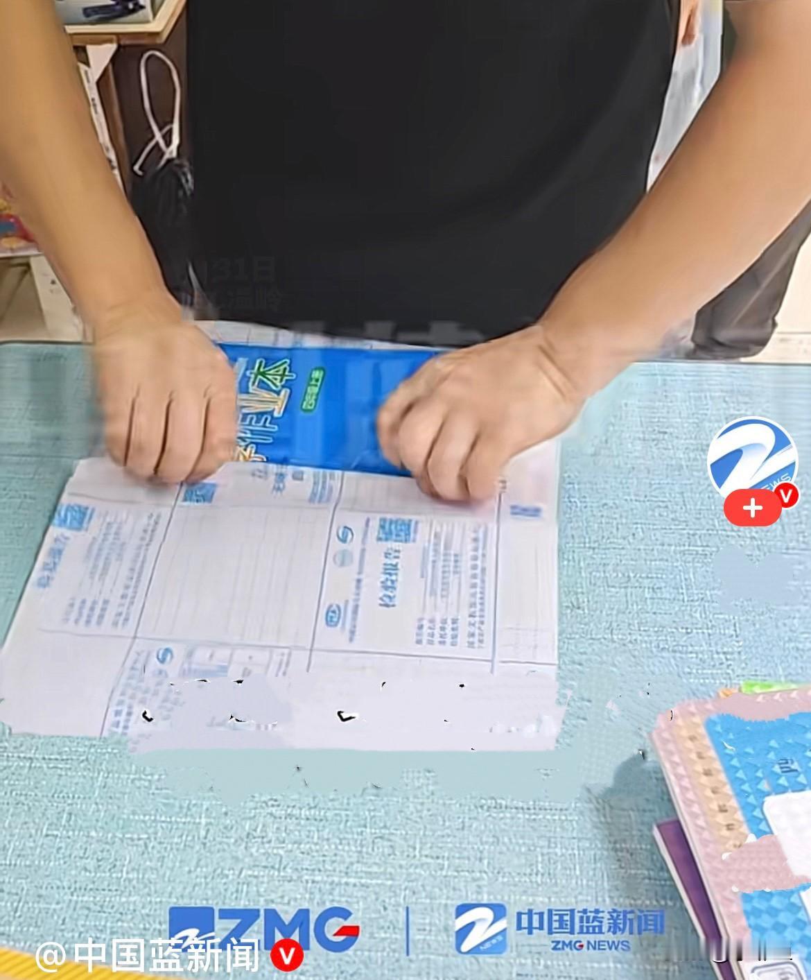 浙江温岭一文具店老板郏海卫，专门免费帮孩子们包书皮，分钱不收，坚持了整整15年…