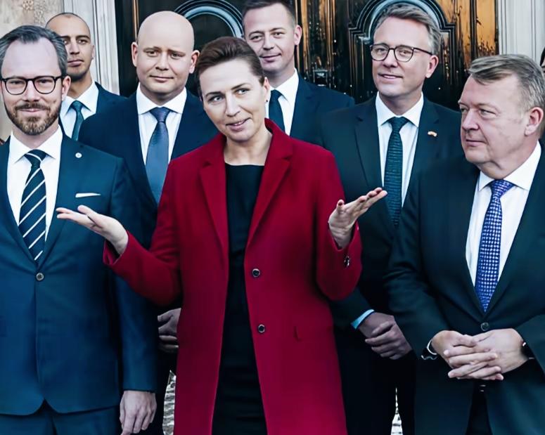 丹麦首相双手一摊，这斜视的眼神是什么意思呢？
双手一摊这手势，是为了表达什么意思