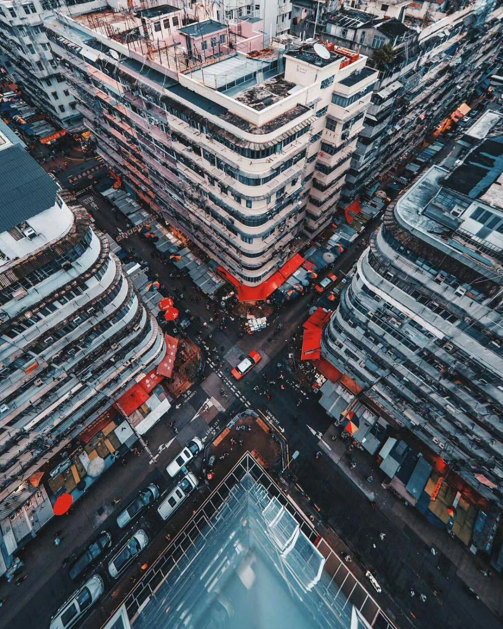 街上没有兵，没有马，却兵荒马乱。——木心 