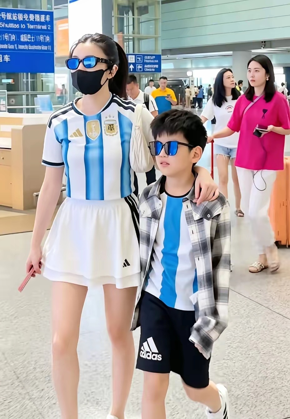 妈妈没因大人的事给孩子拉仇恨，凭这一点陈妍希就是好妈妈。 