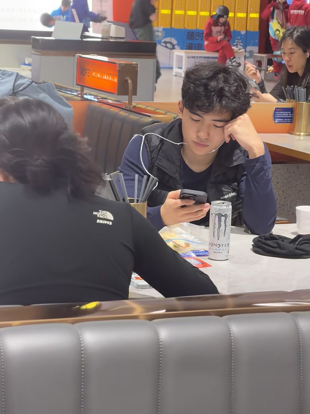 Lucas路人随手一拍都这么帅....偶遇谢霆锋张柏芝大儿子深圳偶遇谢霆锋张柏芝