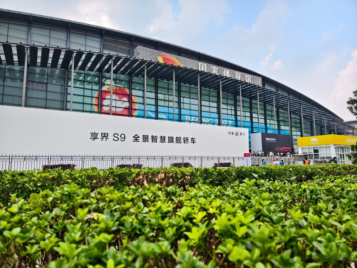 来华为鸿蒙智行享界S9还有全场景新品发布会现场了，核心无疑就是S9了，现场五个颜