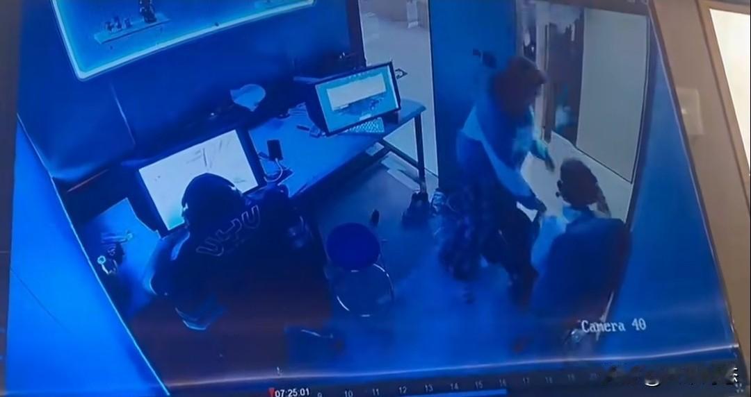 网吧惊魂！男子打游戏遭陌生女子强行猥亵！

家人们，这事儿真不是段子！2月24日