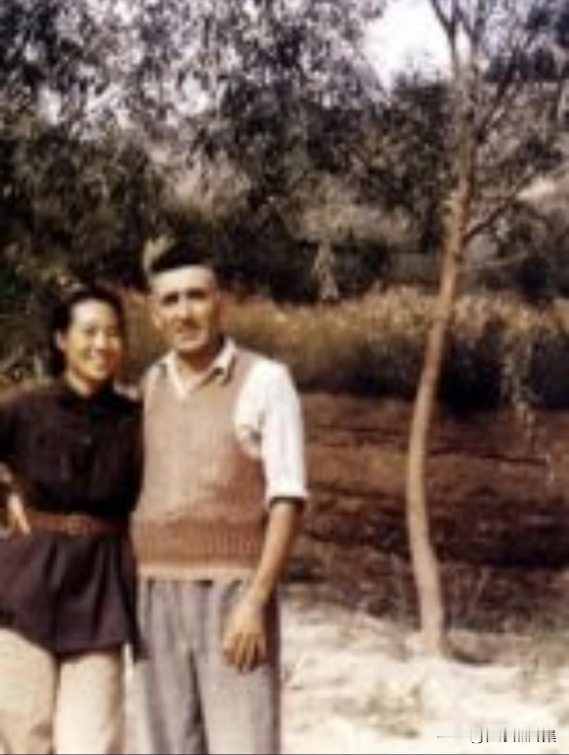 1944年，延安“第一美女”苏菲与她的丈夫、著名外国医生马海德在延安枣园的亲密时