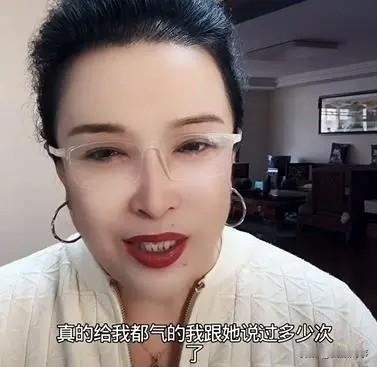 “佑妈”不吃猪肉，多次提醒崔阿扎仍记不住。

          在佑妈直播时也