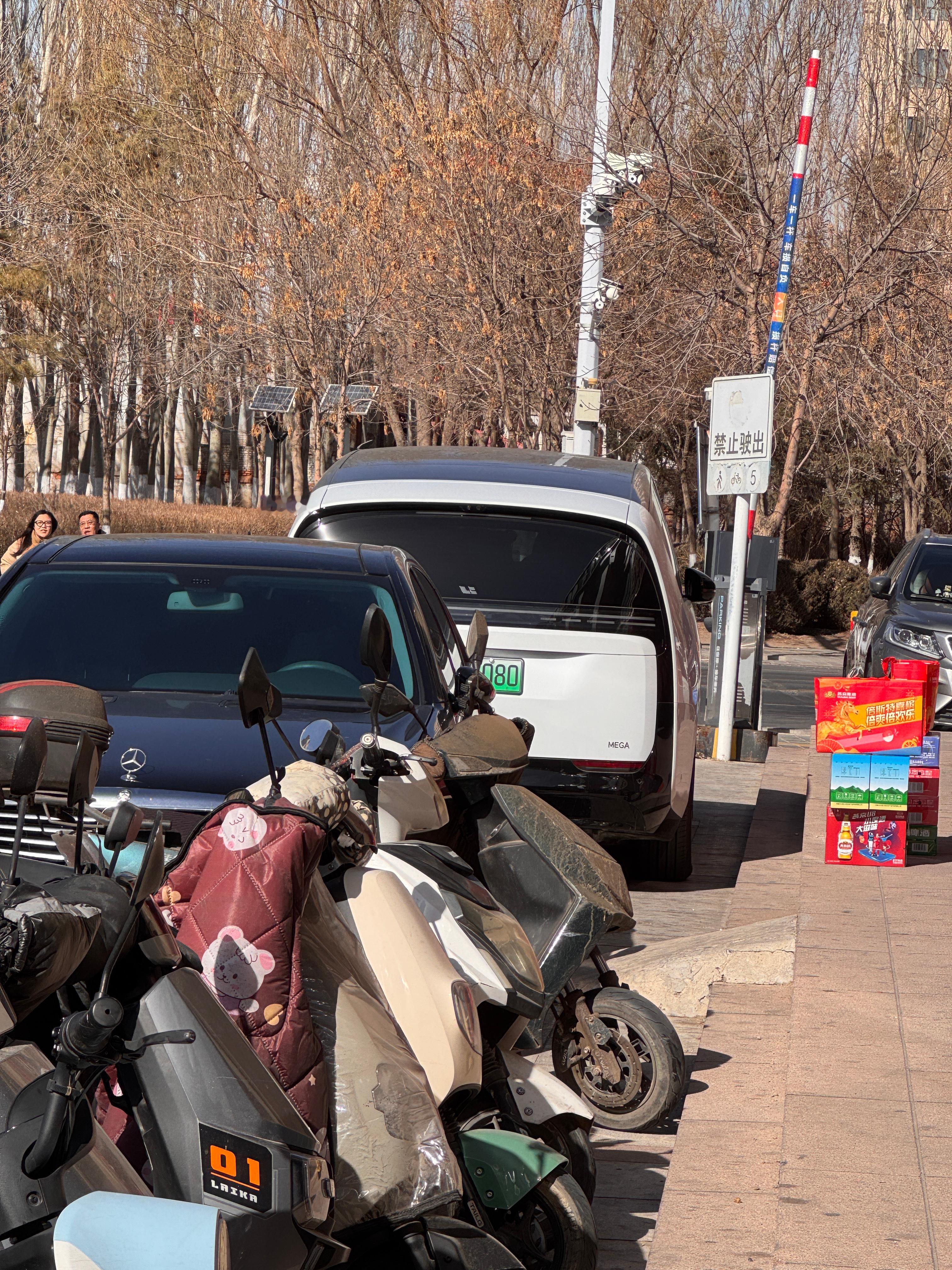 这是老家看到的第二辆mega 了。 赤峰·草原传奇鲜羊火锅(桥北店)