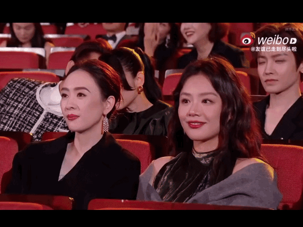 欧豪偷看马思纯这眼神我直接泪崩‼️‼️
就是那个低头抿嘴又抬眼偷瞄的0.5秒，内