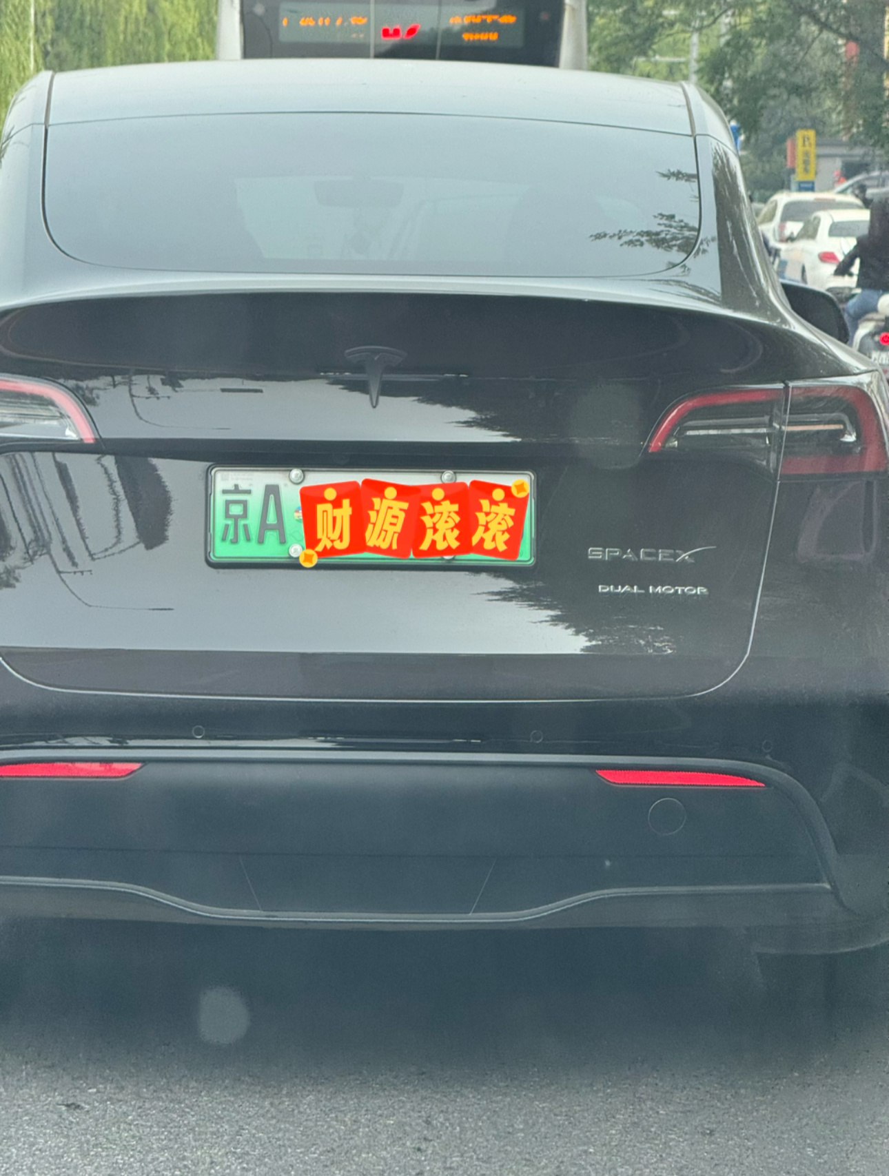 路上遇见一辆特斯拉，车尾贴着SpaceX。这就是为什么特斯拉销量高啊，这就是品牌