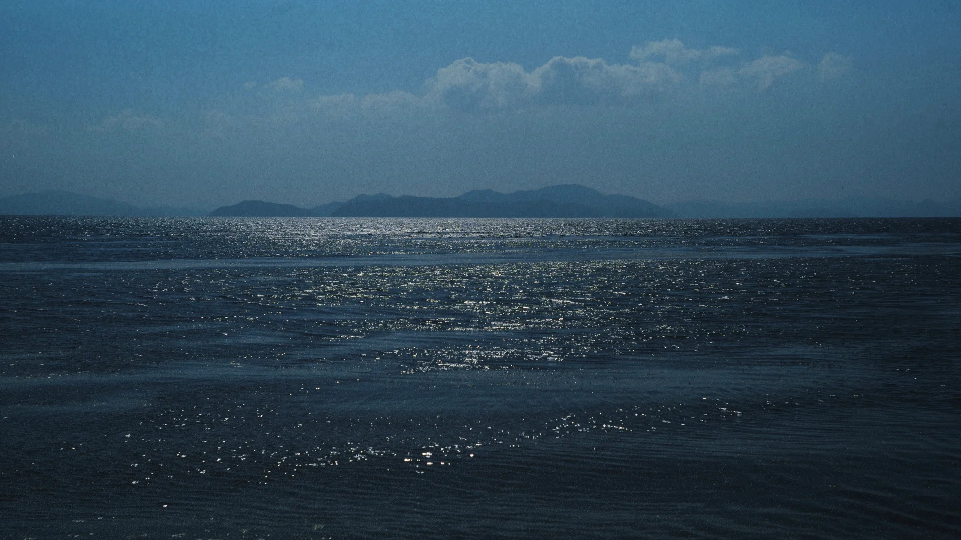 波光粼粼的海面 海是倒过来的天 会发光的海 波光粼粼的湖水 一团波光粼...