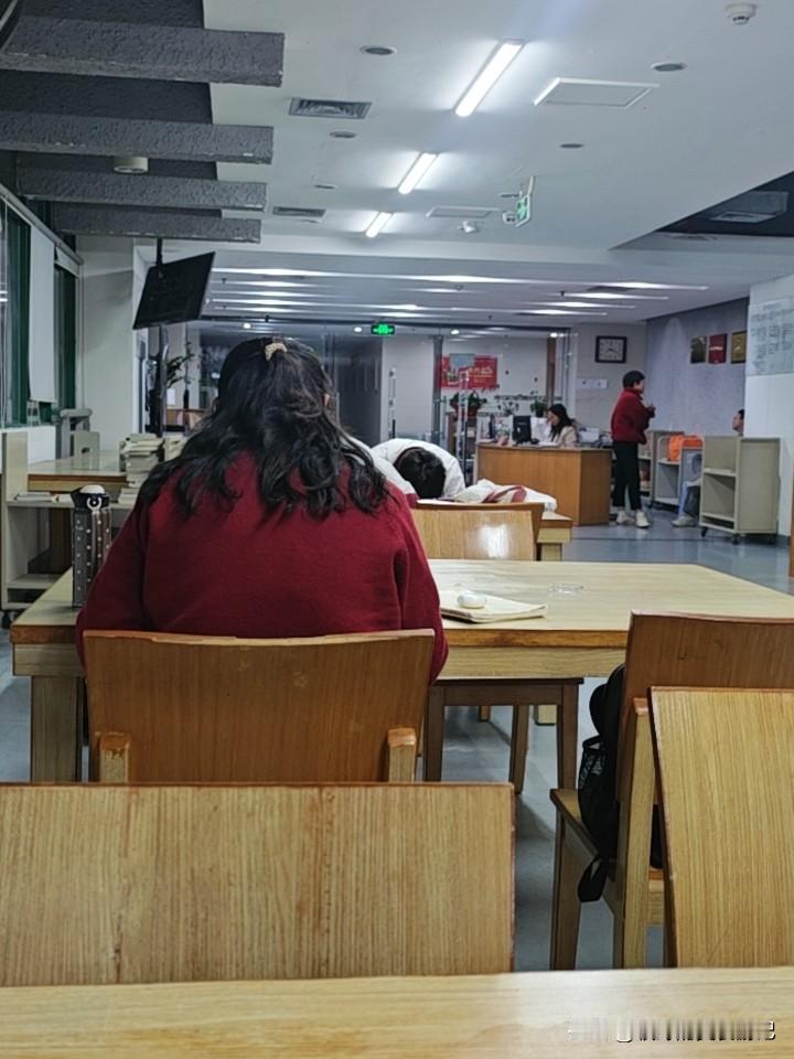 汕头图书馆里爱学习的人还是多哦，周末爆满，周内看书的人也多...