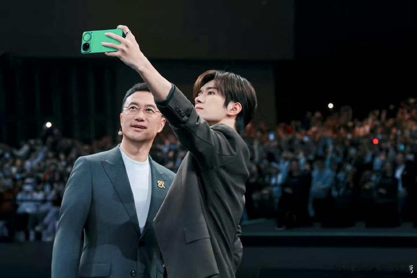 华为何刚晒与易烊千玺合照易烊千玺说2026年想一个人去旅行 从nova3到nov