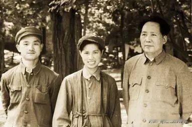 著名摄影师与毛泽东合影
1.1949年4月，毛泽东和徐肖冰、侯波在香山合影。
2