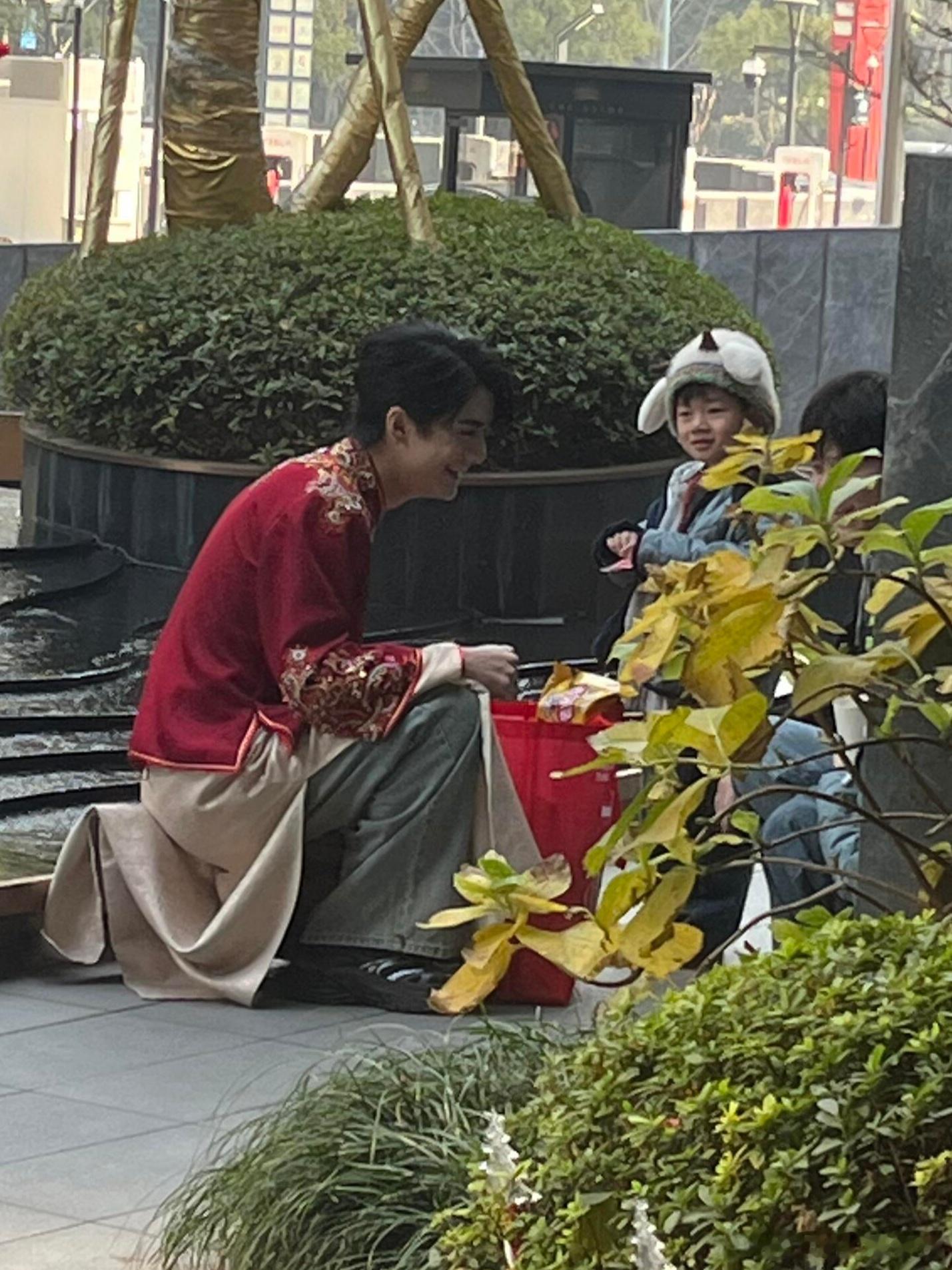 毓言cp[超话]  毓言cp  录制带娃合照🈶超有礼貌的卡子哥 这身衣服好像新