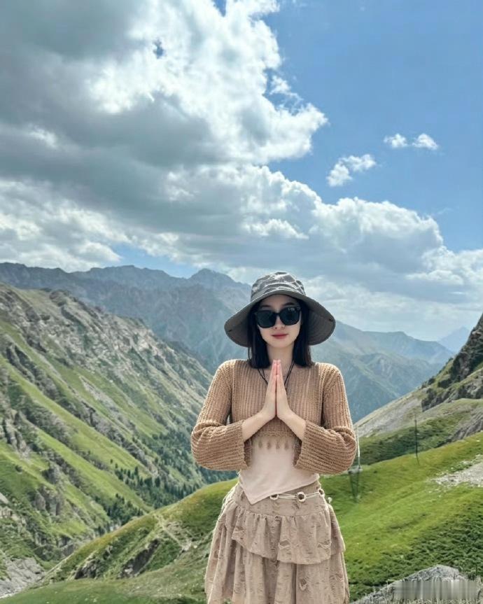 旅游新疆旅游 站在山巅张开手臂的那一刻，风好像把我从钢筋水泥的城市里，完完整整接