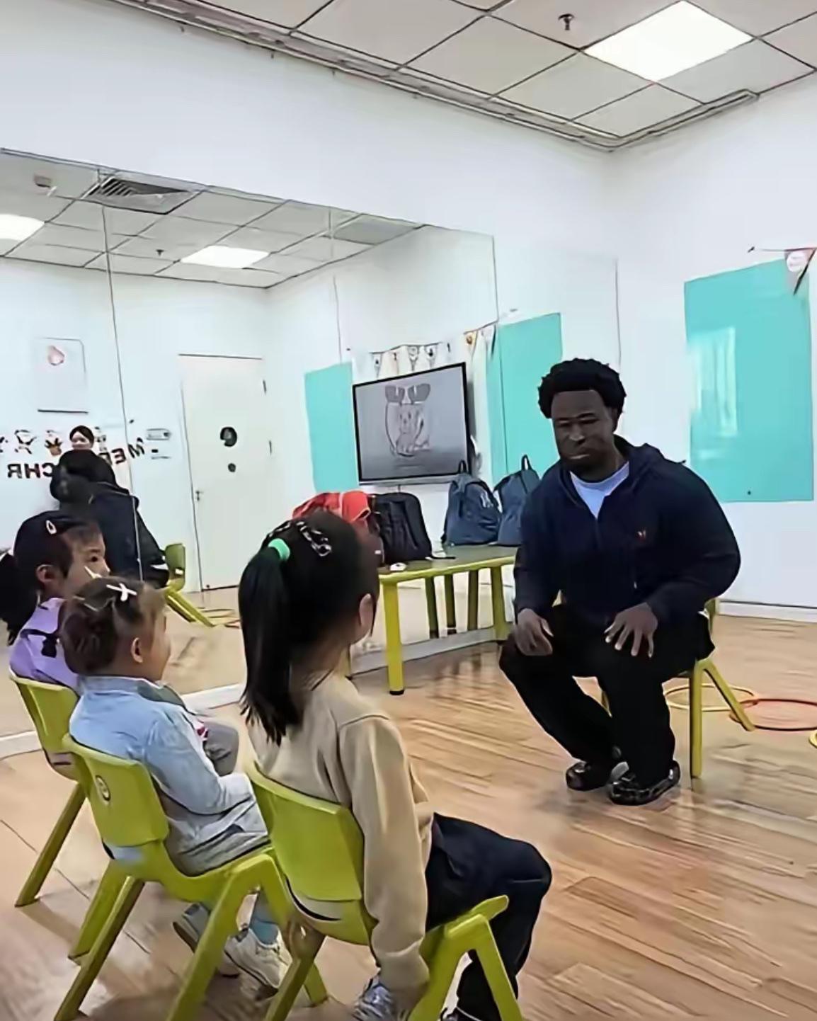广州天河一位宝妈因幼儿园新增外籍男外教后，选择果断退园，起初竟遭网友扣上种族歧视