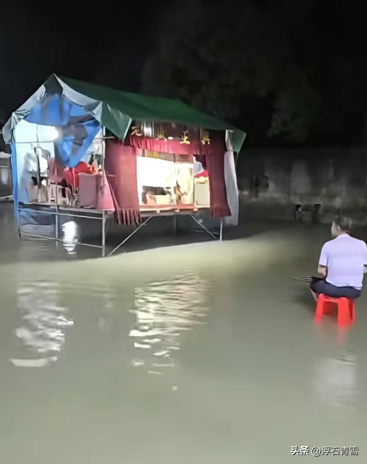 今年，村委会通知不再强制要求火葬，但是村民反而不愿意土葬了。
我们村里已经实行二