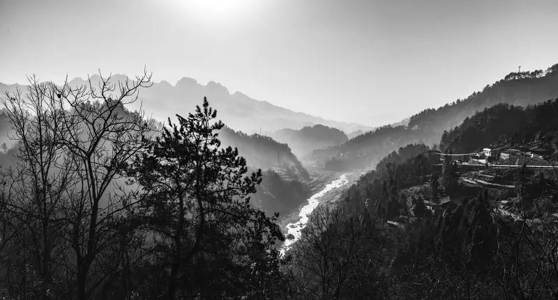 七十年代中期，在我们鄂西北山区，房屋多是土木结构，乡村道路皆为沙石路面。三伏天里