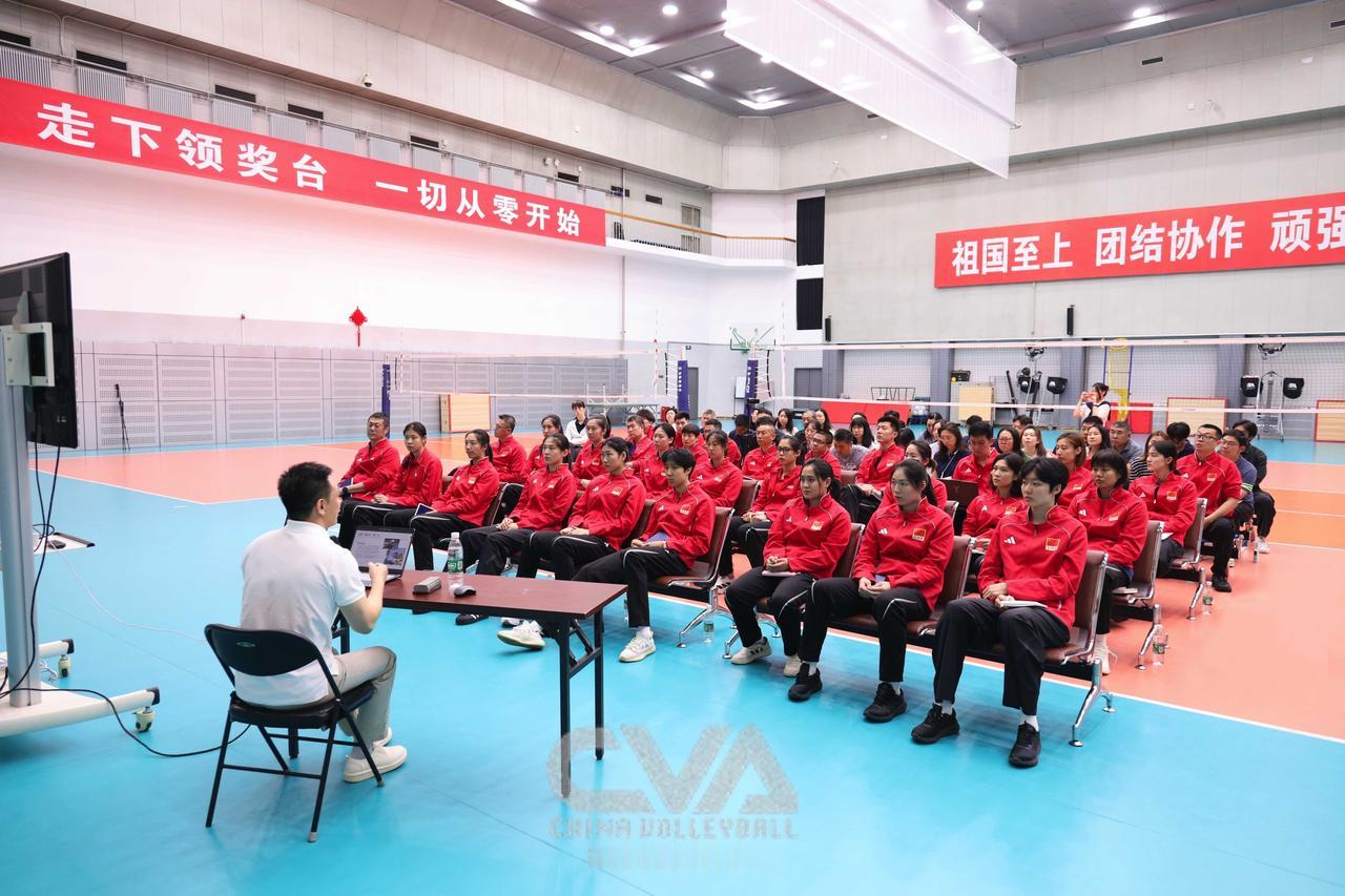 中国女排开展政绩观教育

为深入开展树立和践行正确政绩观学习教育，落实体育总局“