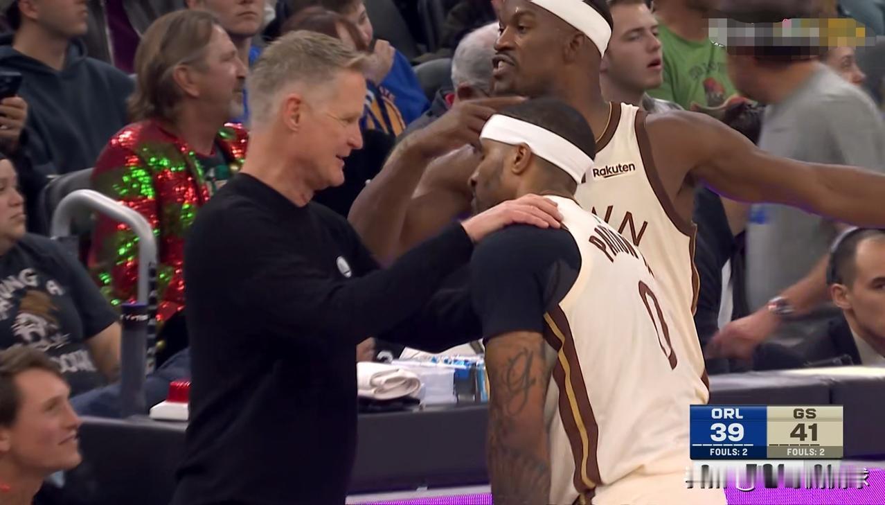 勇士主帅科尔真是太偏爱小佩顿了！在今天勇士主场迎战魔术的比赛中，当时比赛进行到了