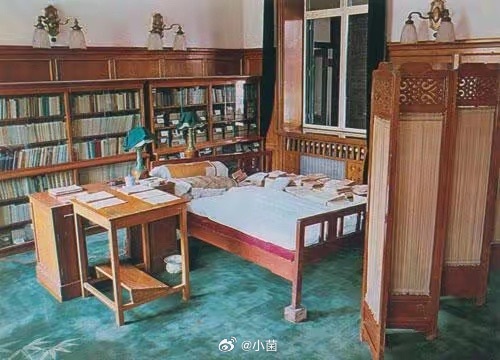 毛主席中南海卧室：用木板加宽了办公桌，用砖块加高了木床。毛主席就是在这最简单的房