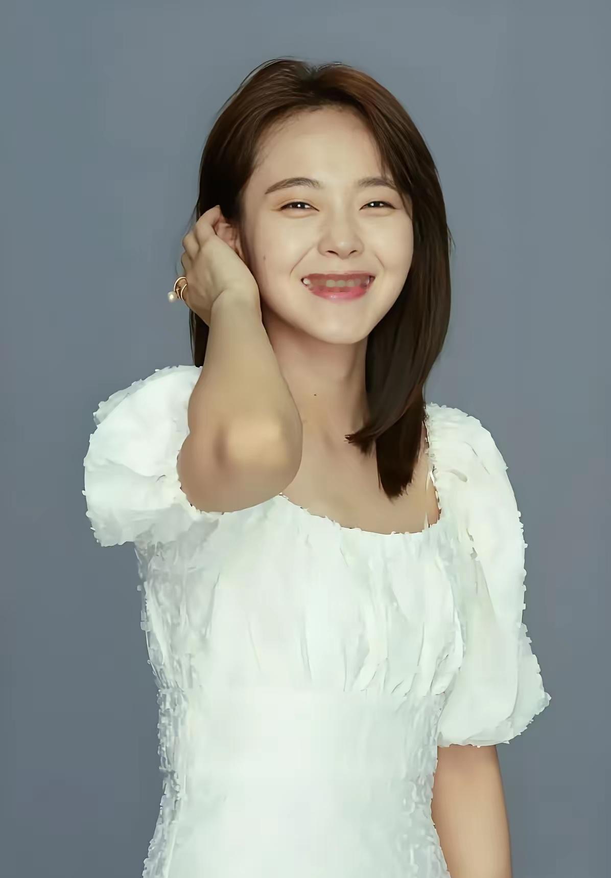 37岁的张佳宁出生于吉林，因为父亲重男轻女，早早的就跟母亲离了婚，母亲依靠打零工