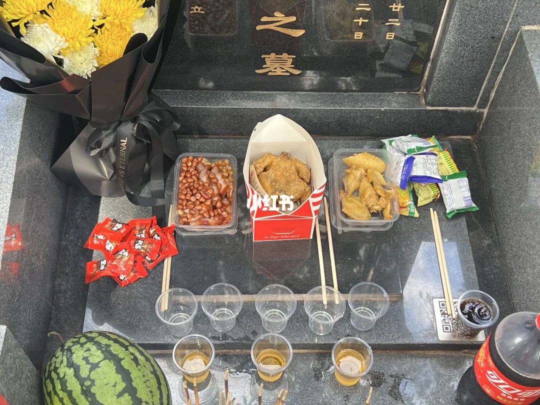 祭日3 嗯哼，老公崽，你离开我三年了耶 今天给你带了炸鸡！！！都是你爱...