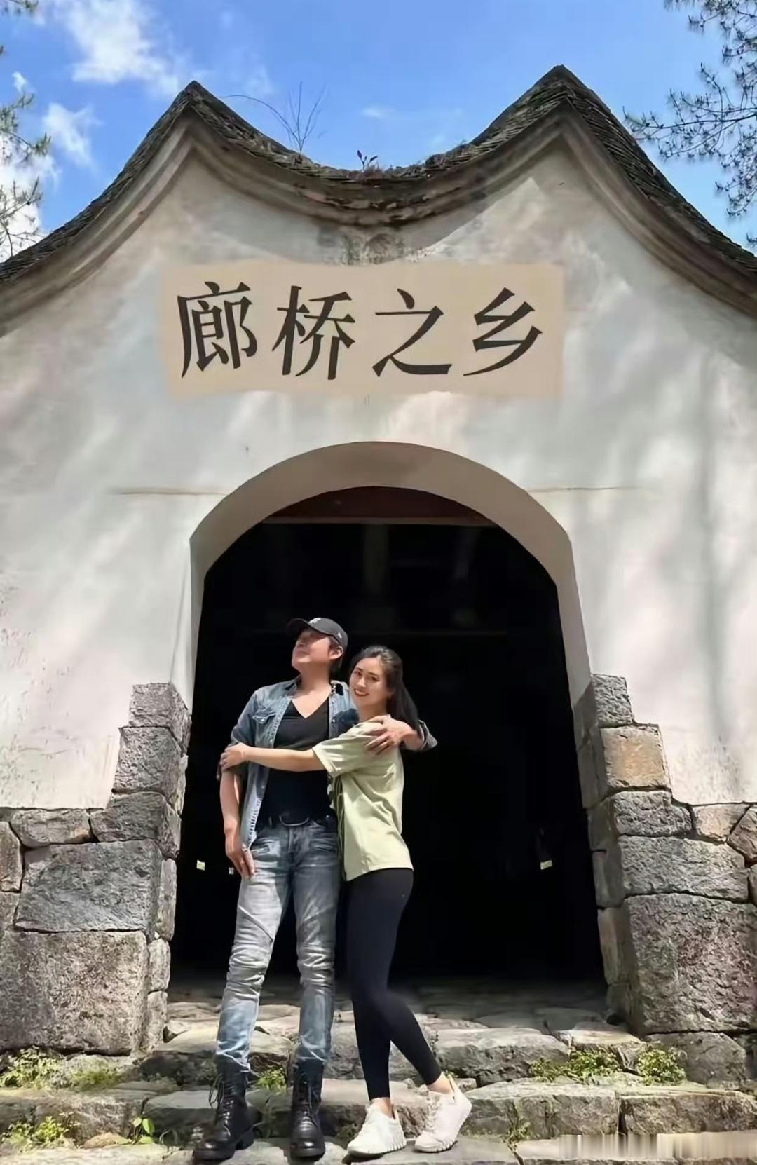64岁马景涛陪38岁女友回老家64岁马景涛陪同38岁女友回乡，他和同龄准岳父把酒