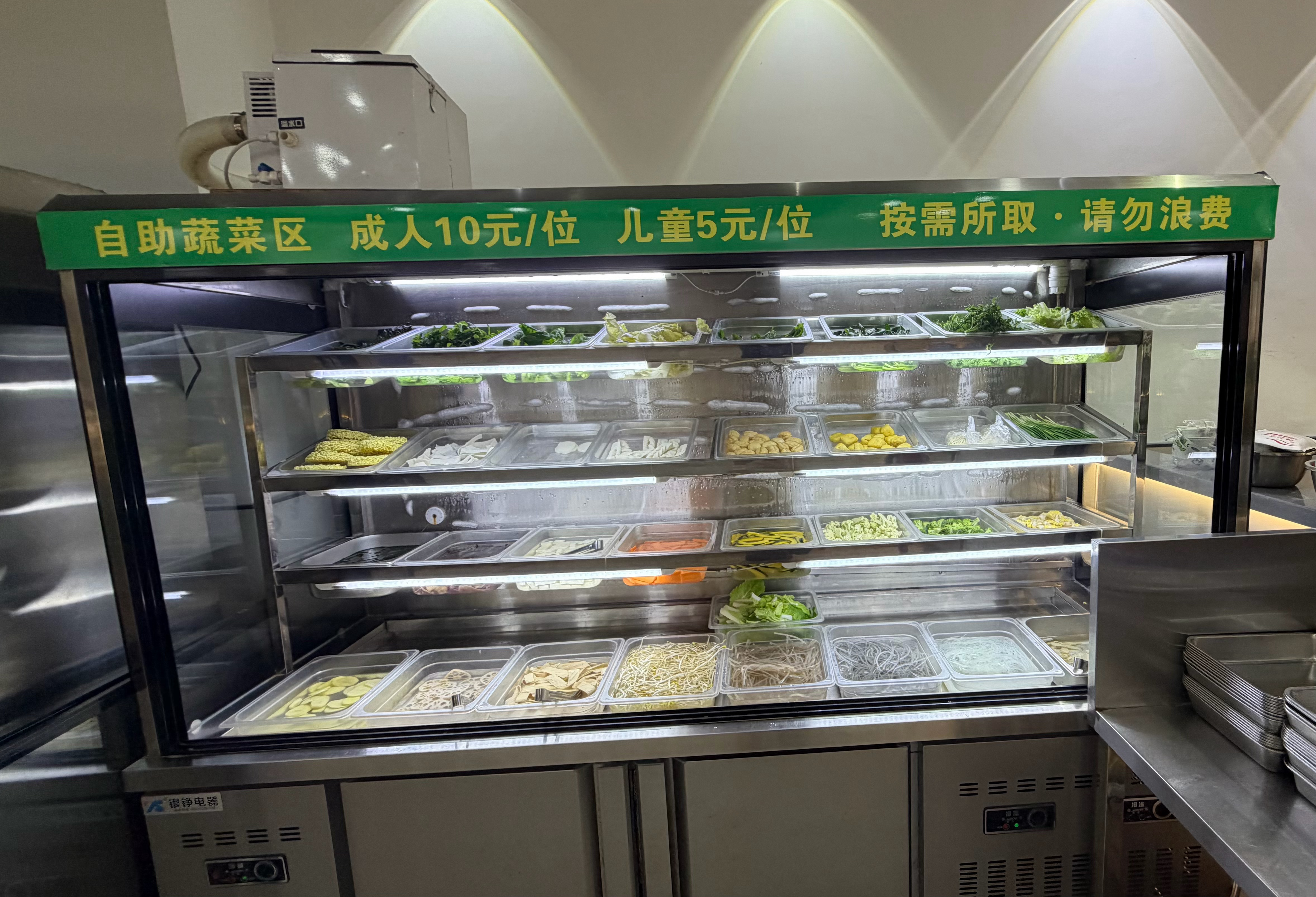 抵达保山市区，终于有高铁了。吃个菌子火锅，这季节就是吃菌子的好时候，这家是我这几