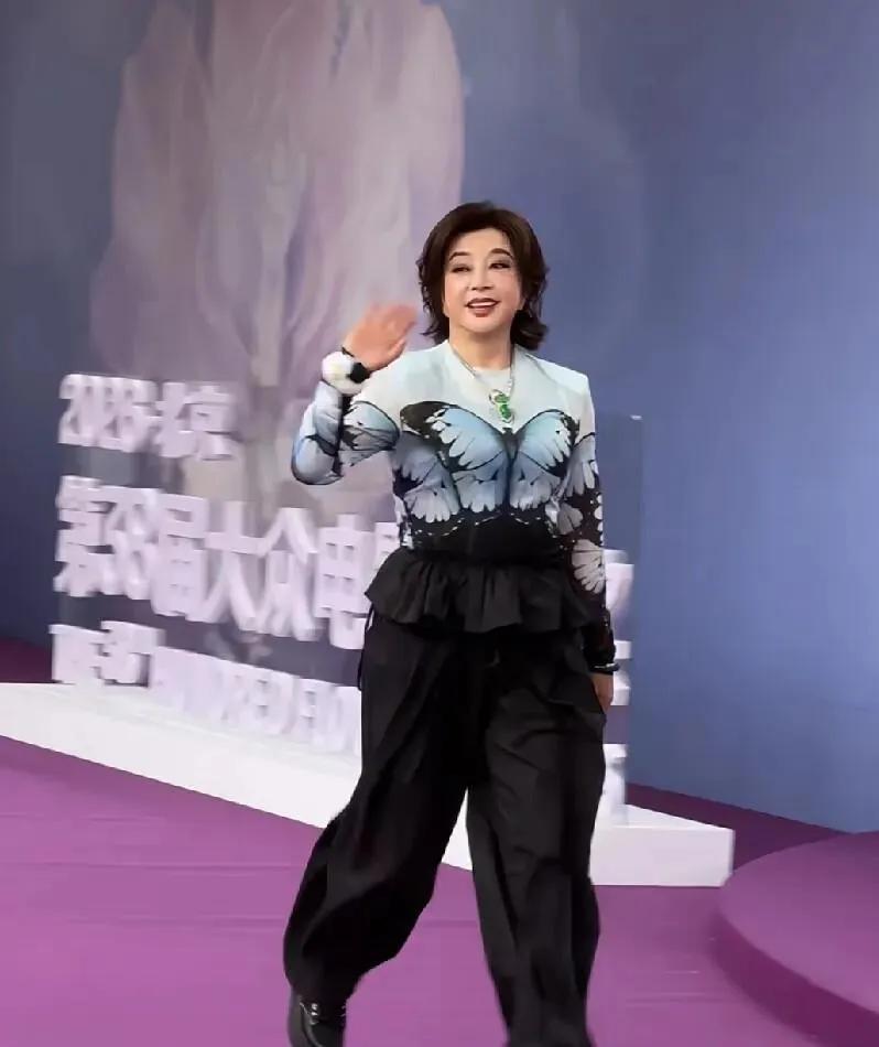 恕我直言！刘晓庆衣品真看不下去不是年纪大问题，也不是状态不行。而是那件蝴蝶上衣配