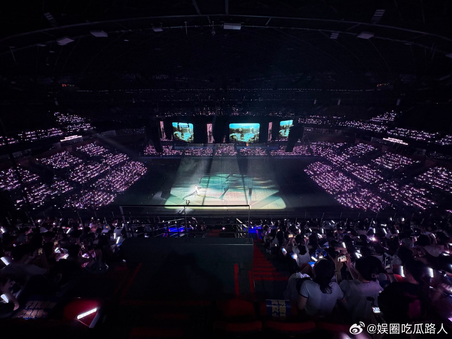 周震南在演唱会变成像素小人 全场红海中间，藏着一个努力发光的迷你像素小人南南 