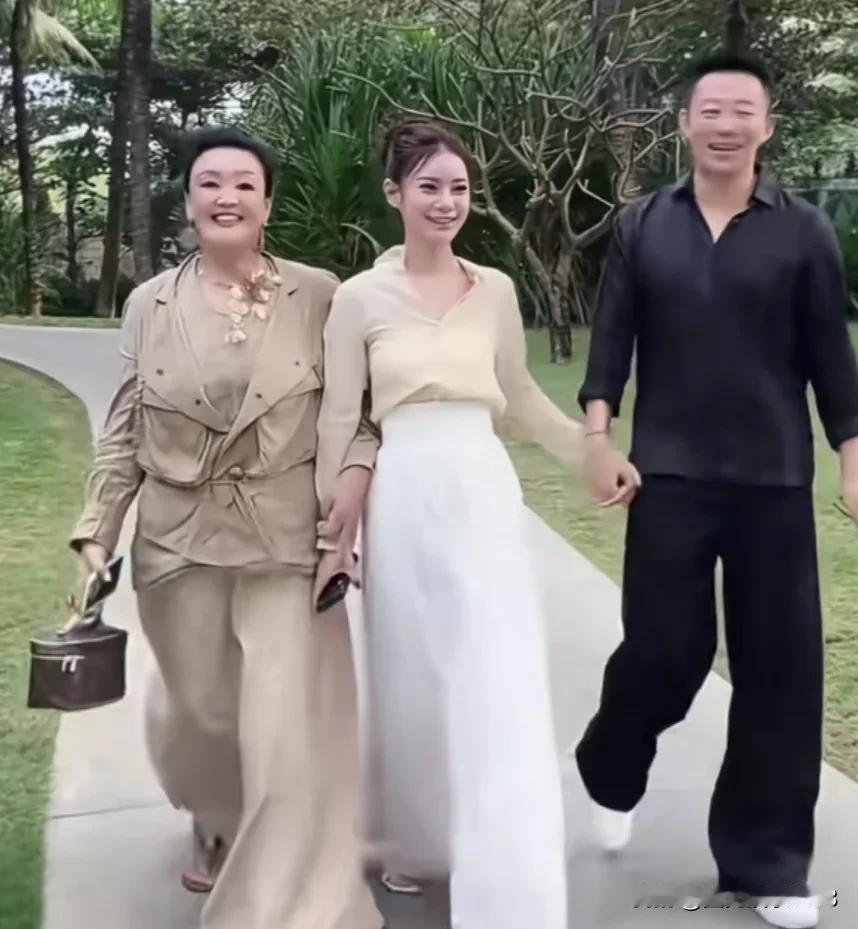 一家三口太幸福了。马筱梅主动拉婆婆兰姐的手一起走。兰姐高兴的合不住嘴。自从汪小菲