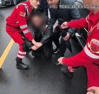 听到这个消息，心里真的特别不是滋味。在济南，一位下肢瘫痪的中年男子选择了投河结束