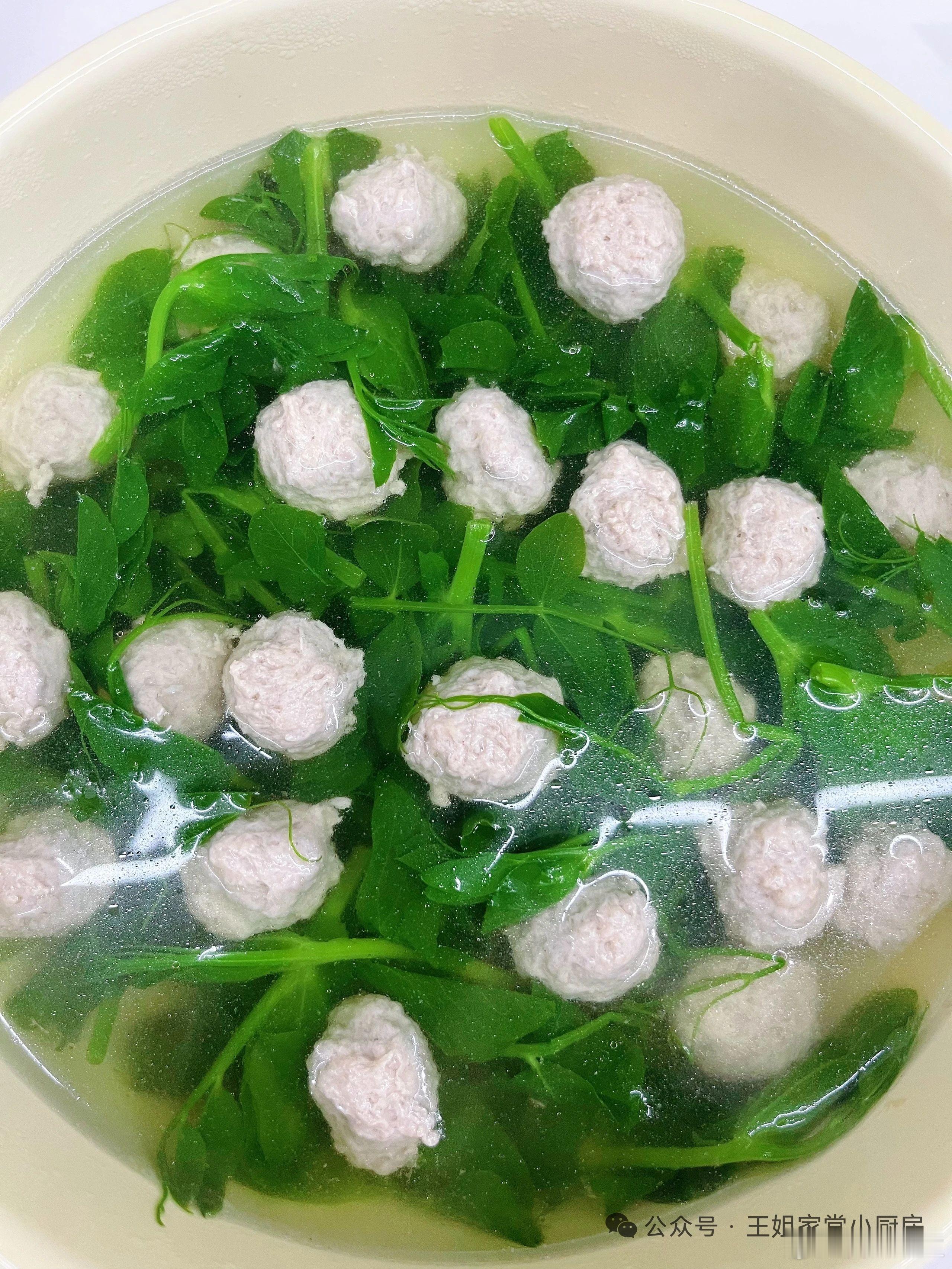 唯美食不辜负乌台诗案后，苏轼被贬黄州，一路颠簸，尘土满面。到任时囊中羞涩，便寻了