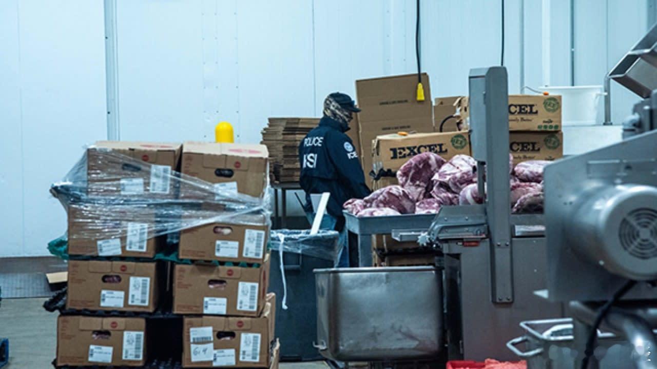 【ICE官员在肉类加工厂突袭中抓获70名非法移民】（福克斯）美国国土安全部 (D